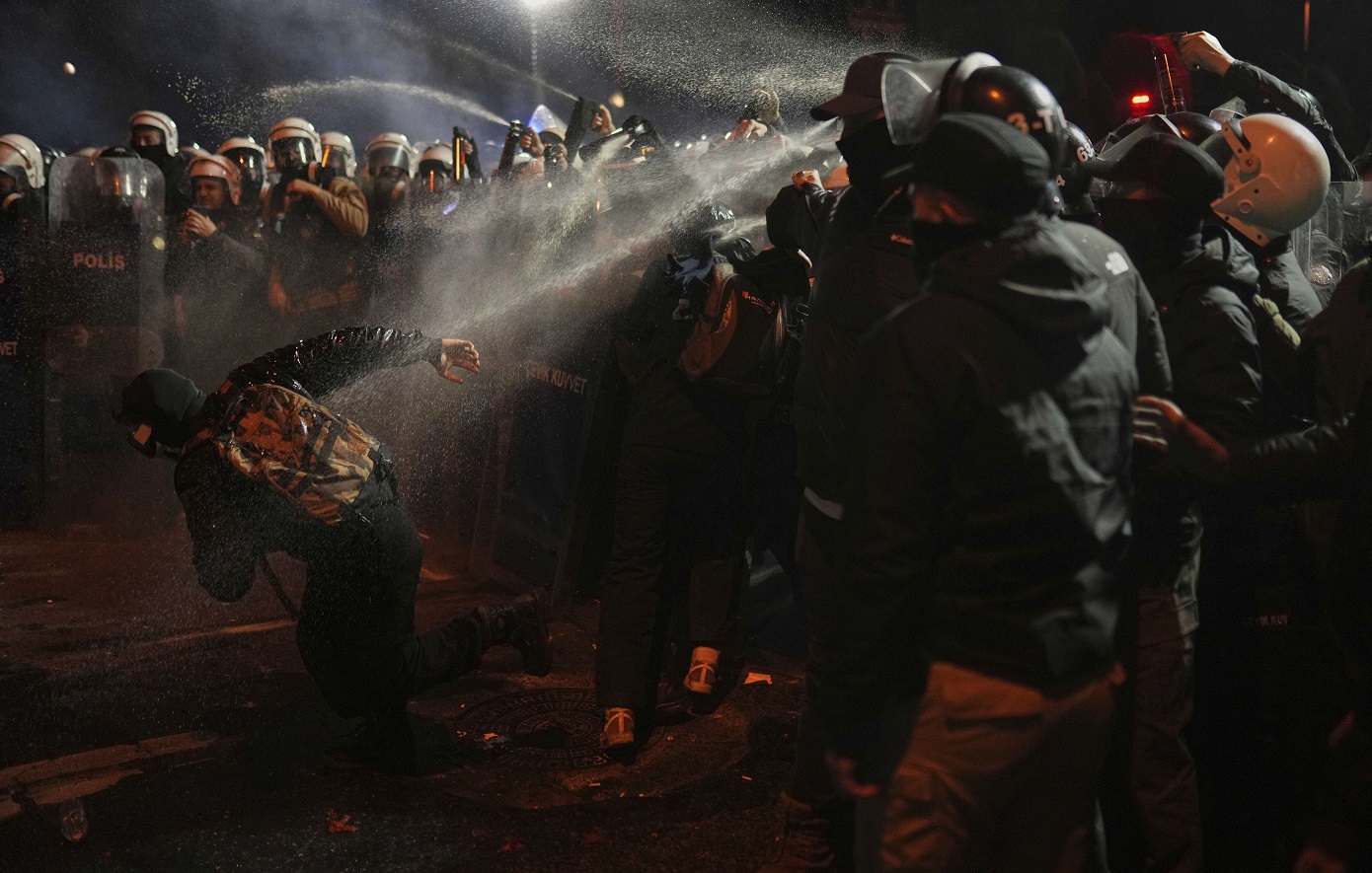 Την προφυλάκιση του Ιμάμογλου ζητούν οι εισαγγελείς – Έκρυθμη η κατάσταση και τέταρτη νύχτα επεισοδίων στην Κωνσταντινούπολη
