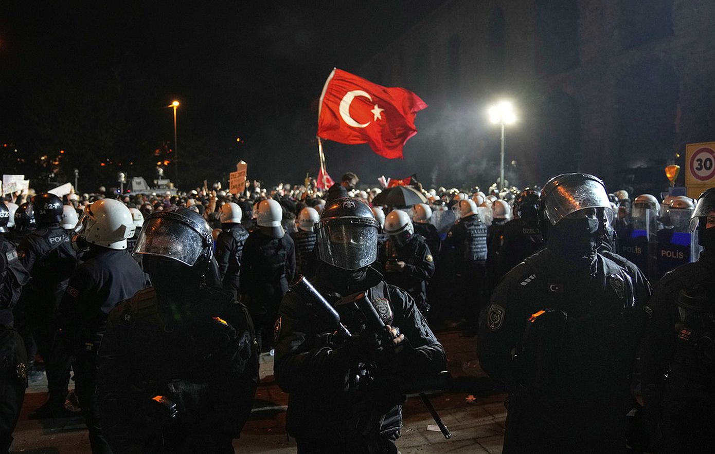 Τουρκία: Στους δρόμους για 7η συνεχόμενη νύχτα οι υποστηρικτές του Ιμάμογλου – Ανησυχία του ΟΗΕ για τις μαζικές συλλήψεις