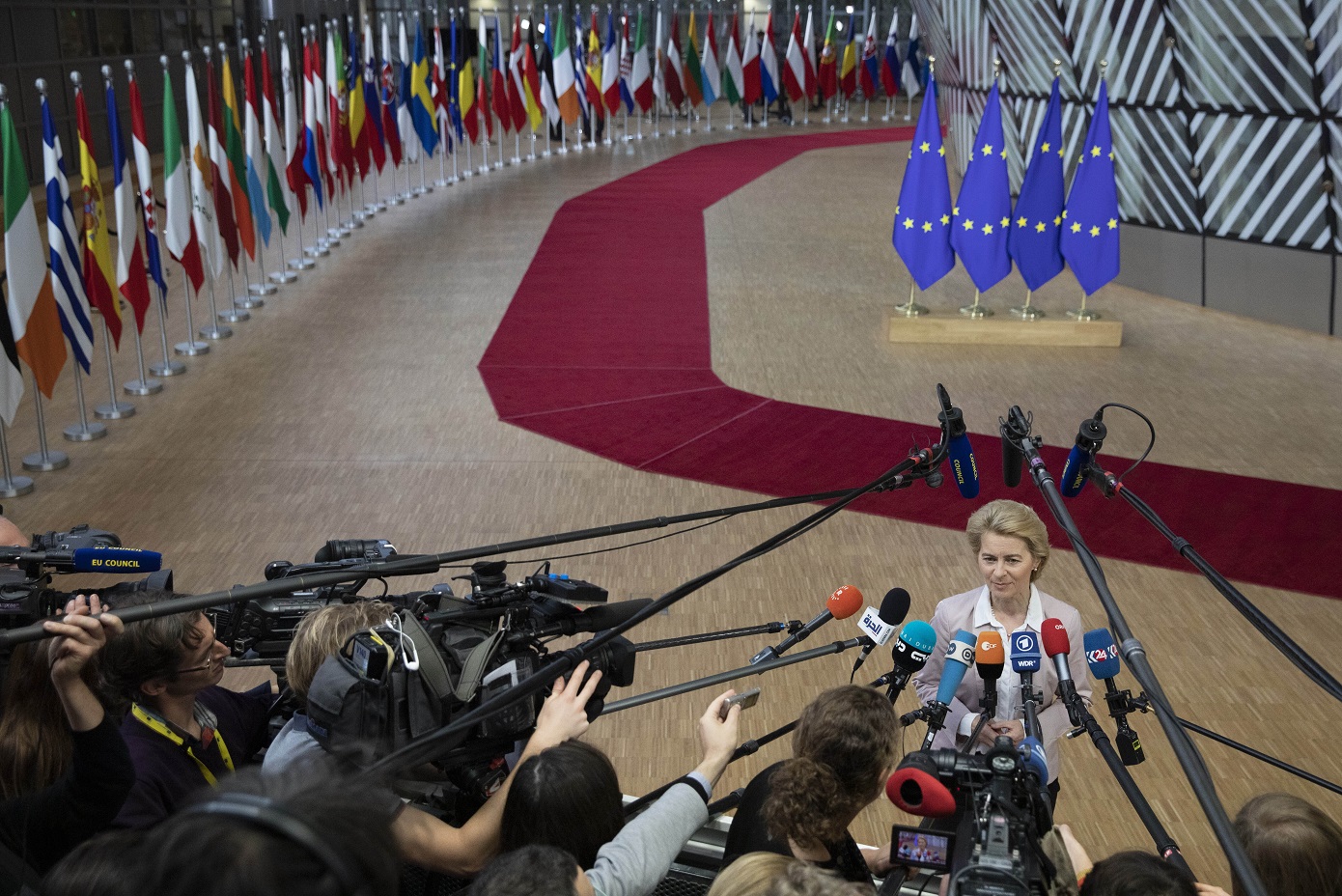 Ευρωπαϊκή Σύνοδος Κορυφής για τις αμυντικές δαπάνες: Το προσχέδιο, η επιρροή του Τραμπ και η «εθνική ρήτρα διαφυγής»