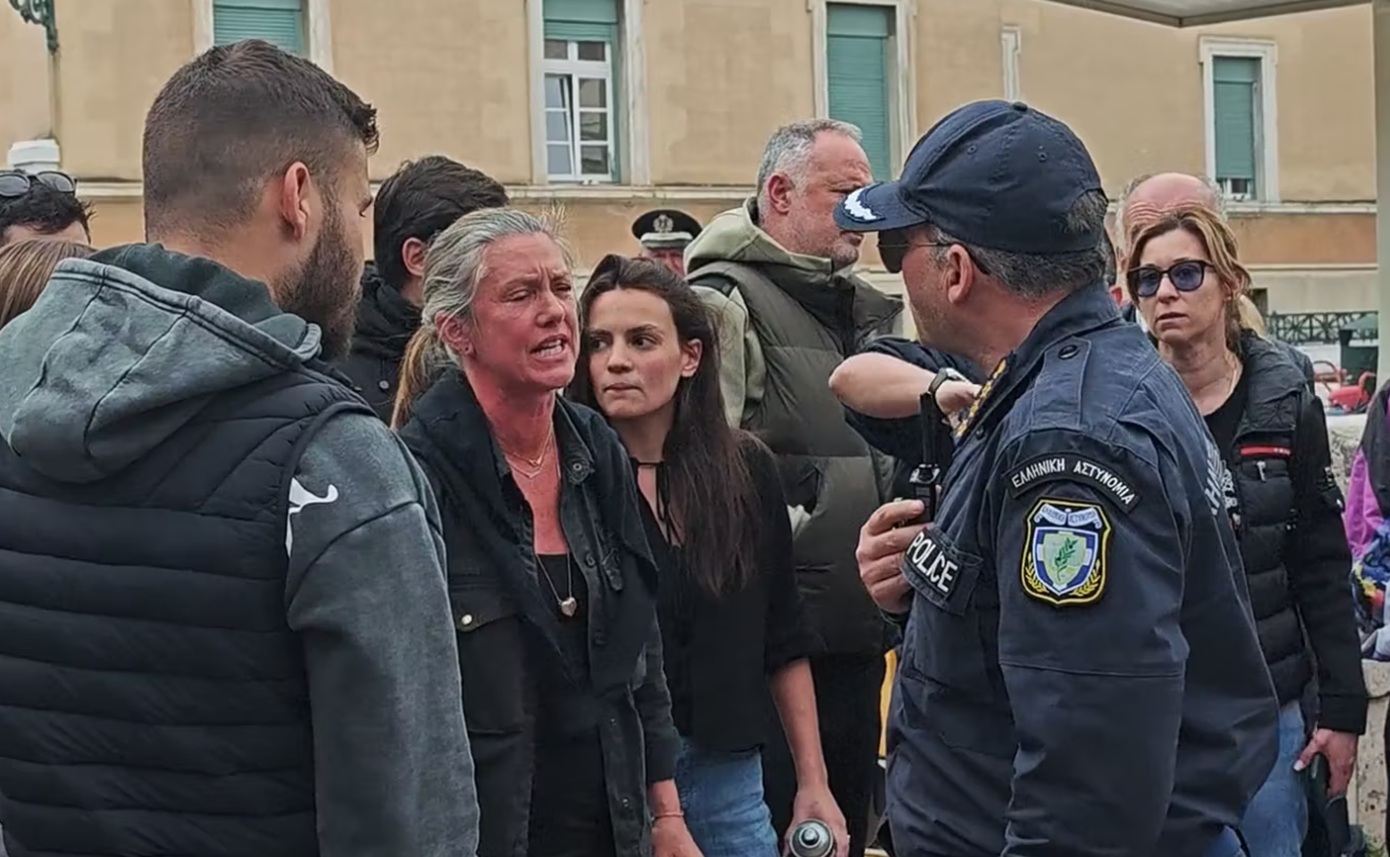 Ένταση στη συγκέντρωση για τον Ιάσονα Λαλαούνη – «Κάθε μέρα τους αφήνετε και στρίβουν έτσι»