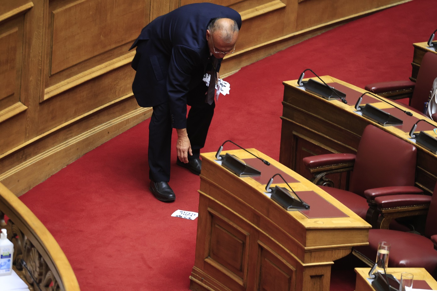 Φέιγ βολάν στην αίθουσα της Ολομέλειας κατά την ομιλία Μητσοτάκη &#8211; «Συμβαίνουν αυτά» η αντίδραση του πρωθυπουργού