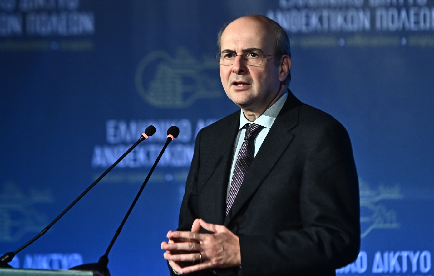 Χατζηδάκης: Η κυβέρνηση μέτρησε τις δυνατότητες της οικονομίας για τον κατώτατο μισθό – Νέες μειώσεις των φόρων τον Σεπτέμβριο
