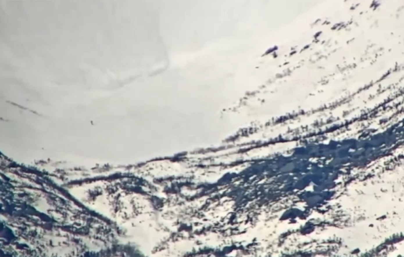 Snowboarder γλιτώνει στο τσακ από τεράστια χιονοστιβάδα – Βίντεο βγαλμένο από ταινία δράσης