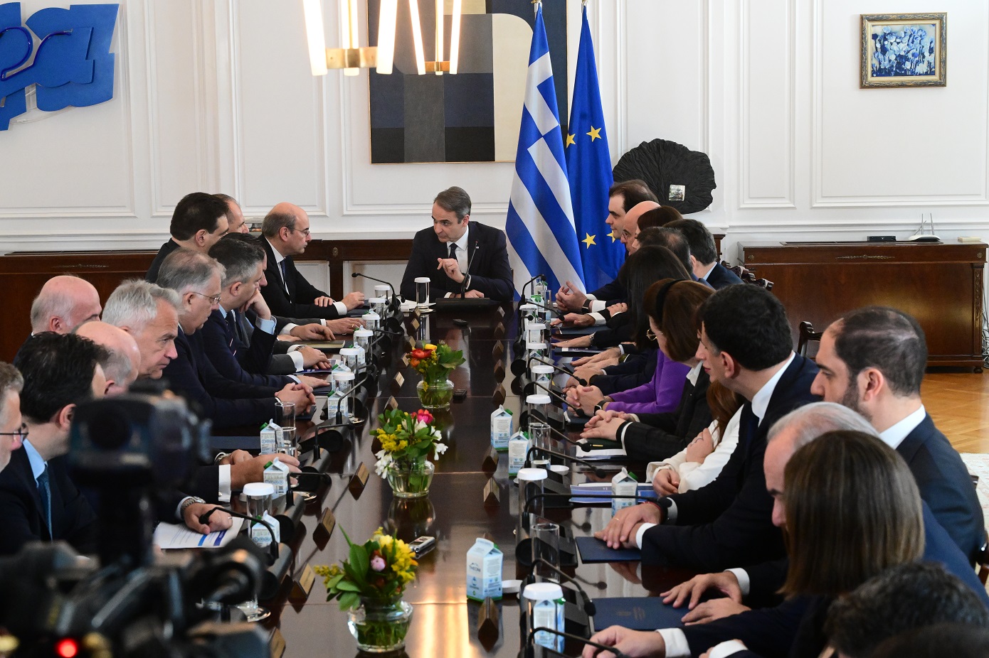 Μάχες εντός και εκτός για την κυβέρνηση – Η «ασπίδα» κατά του εμπορικού πολέμου και η ανάποδη συγκάλυψη