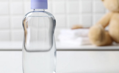 Baby oil: Η χρήση στις δουλειές του σπιτιού που δεν φαντάζεστε