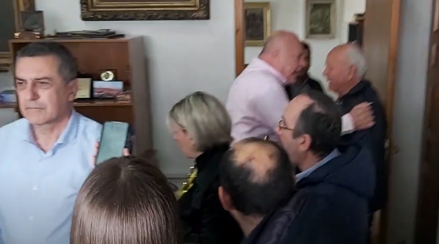 Ένταση στο δημαρχείο Βόλου: Διέκοψε τη συνέντευξη Μπέου – Κουρέτα δημοτικός σύμβουλος με «ντου»
