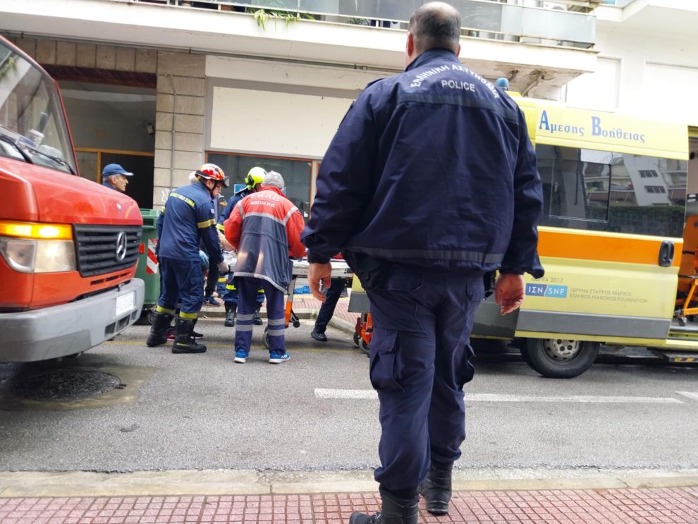 Πτώση άνδρα από πολυκατοικία στη Λάρισα – Κινητοποίηση για τον απεγκλωβισμό του