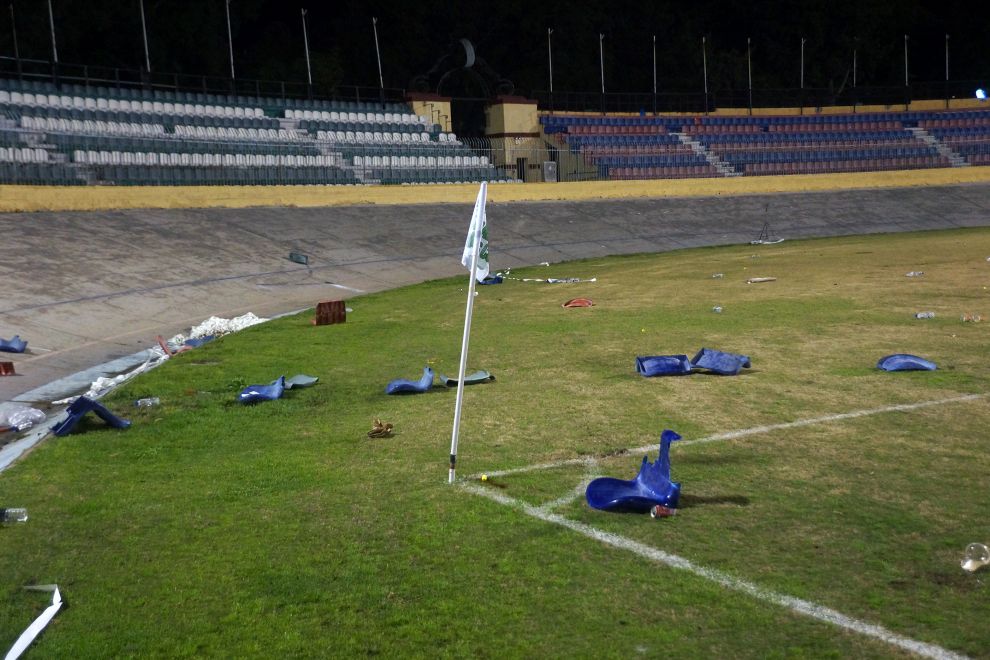 «Πεδίο μάχης» γήπεδο στη Ρόδο – Οπαδοί επιτέθηκαν σε παίκτες και πρόεδρο