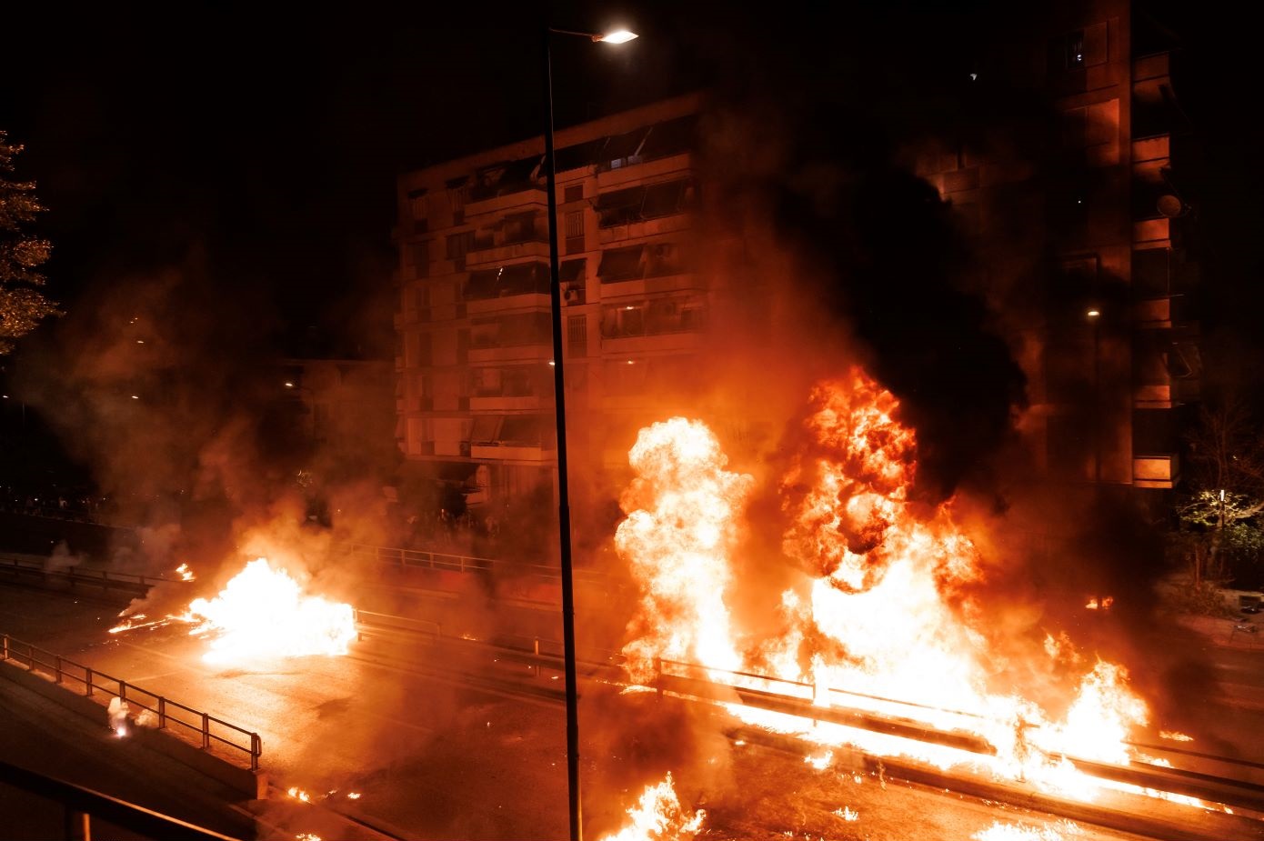 Εκρηκτικό Πάσχα στο Νέο Κόσμο: Μολότοφ, εκρήξεις, επεισόδια και συλλήψεις έξω από τον ναό της Αναλήψεως στην οδό Λαγουμιτζή