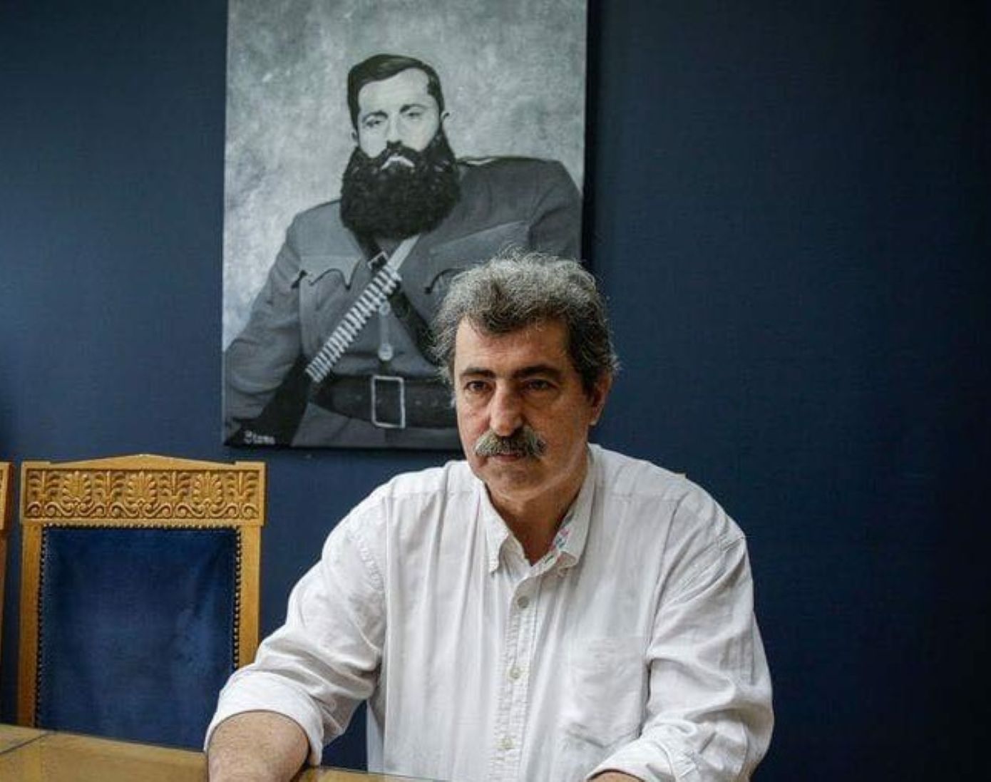 Πολάκης με αφίσα Βελουχιώτη για την ποινή φυλάκισής του με αναστολή: Δεν μασάω παληκάρια της φακής