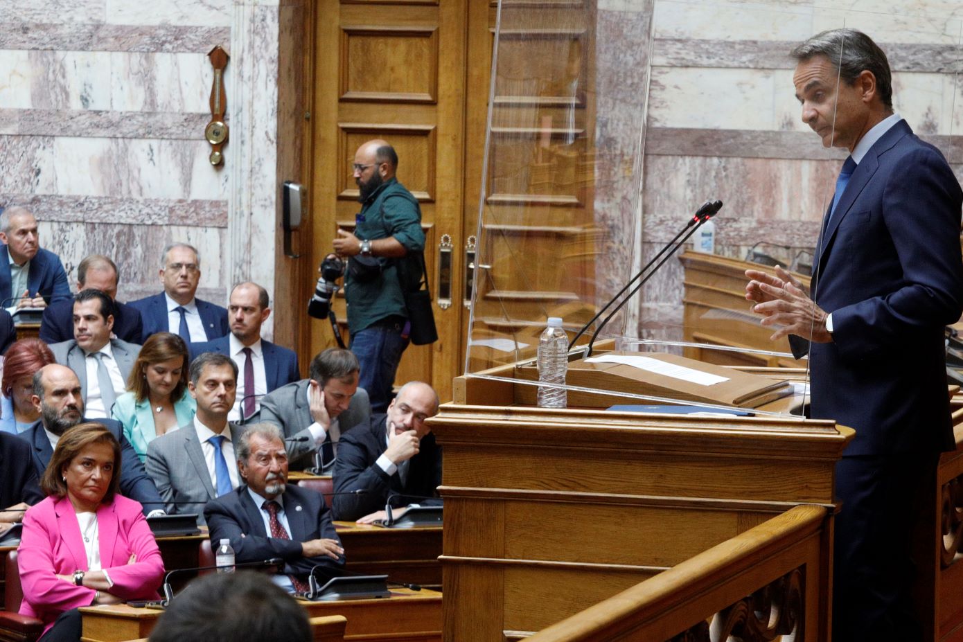 Φρένο στους δελφίνους έβαλε ο πρωθυπουργός: «Όχι» σε πρόωρες εκλογές – Η προτροπή στα στελέχη και οι γκρίνιες