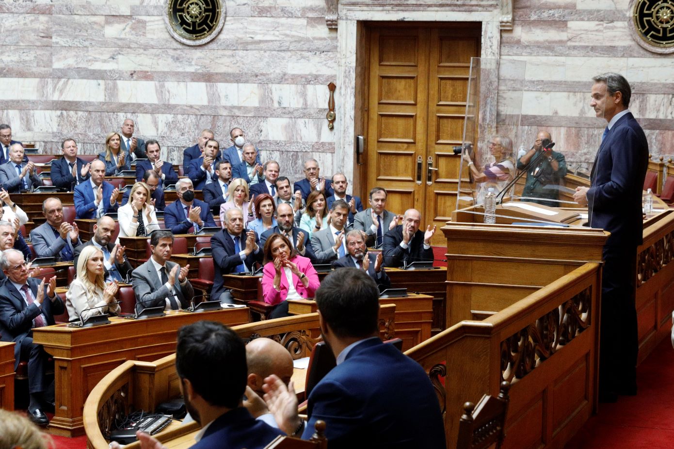 Φρένο στους δελφίνους έβαλε ο πρωθυπουργός: «Όχι» σε πρόωρες εκλογές – Η προτροπή στα στελέχη και οι γκρίνιες