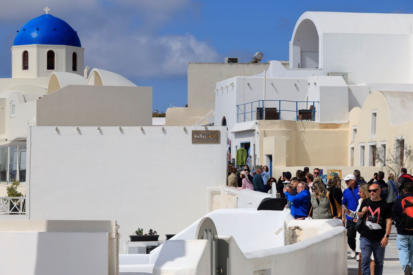 Η Σαντορίνη ξαναβρίσκει τους ρυθμούς της – Γεμάτα ξανά τα σοκάκια με Έλληνες και ξένους επισκέπτες