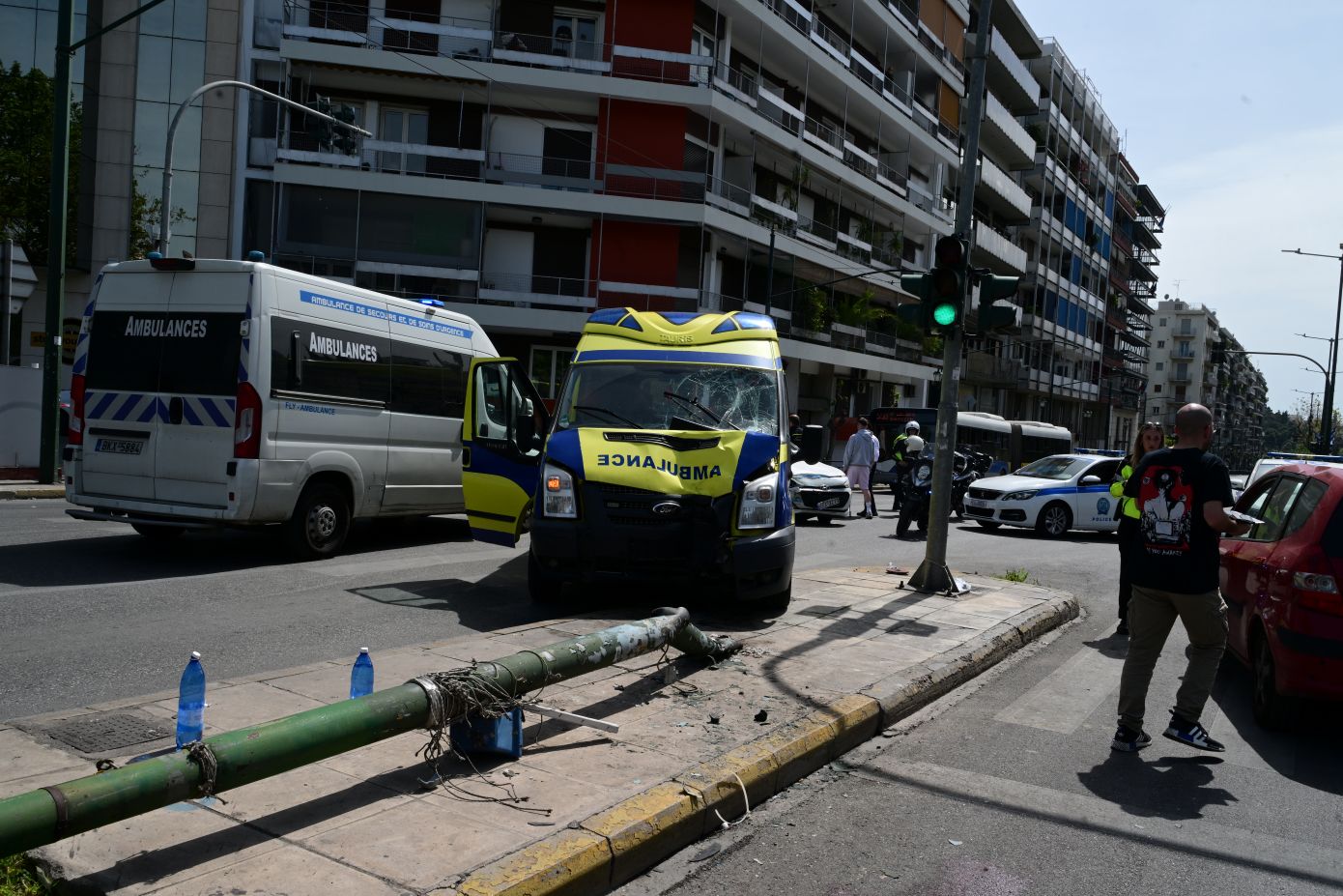 Σοβαρό τροχαίο στο κέντρο της Αθήνας: Ασθενοφόρο έπεσε σε κολώνα στη Βασ. Κωνσταντίνου – Τραυματίστηκαν 5 άτομα, σοβαρά οι δύο