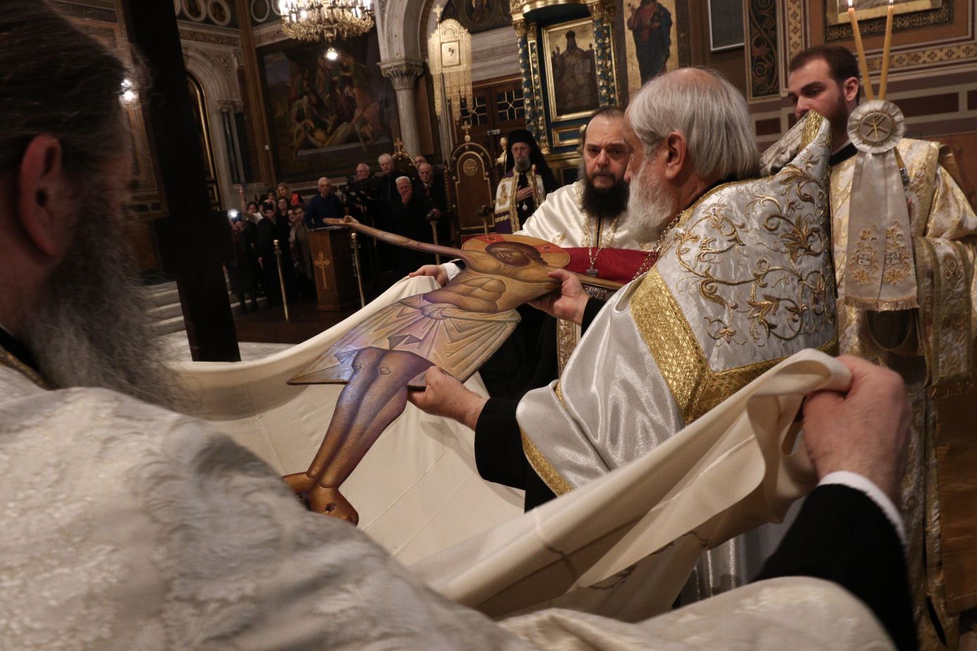 Η Αποκαθήλωση του Θεανθρώπου: Το πιο σπαρακτικό τελετουργικό της Ορθοδοξίας και η σιωπηλή πορεία προς τον Επιτάφιο