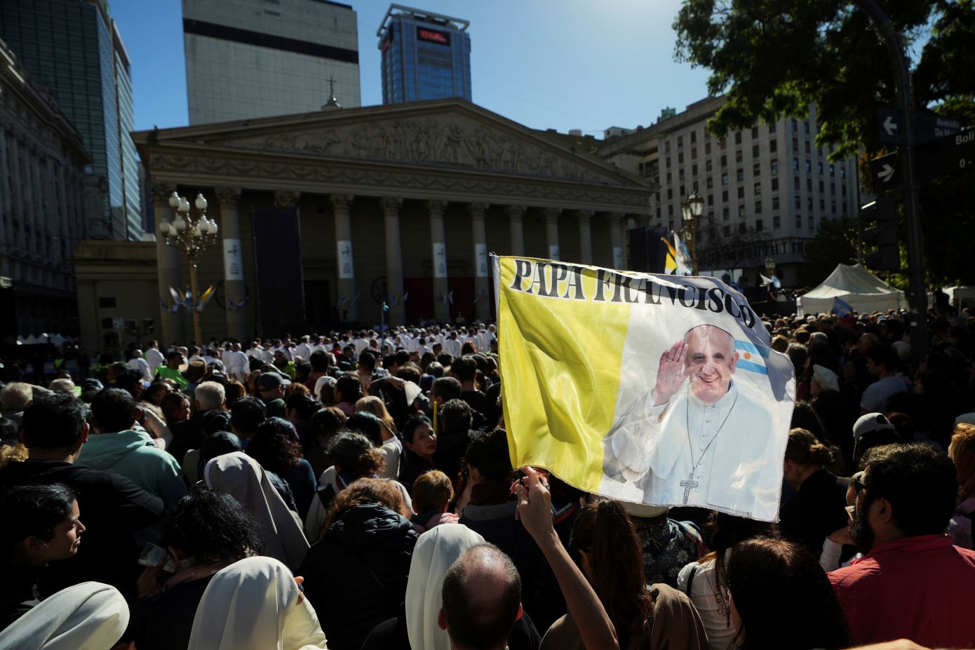 Πλήθος κόσμου στην Plaza de Mayo για τον πάπα Φραγκίσκο – Συγκλονιστικές στιγμές στο Μπουένος Άιρες