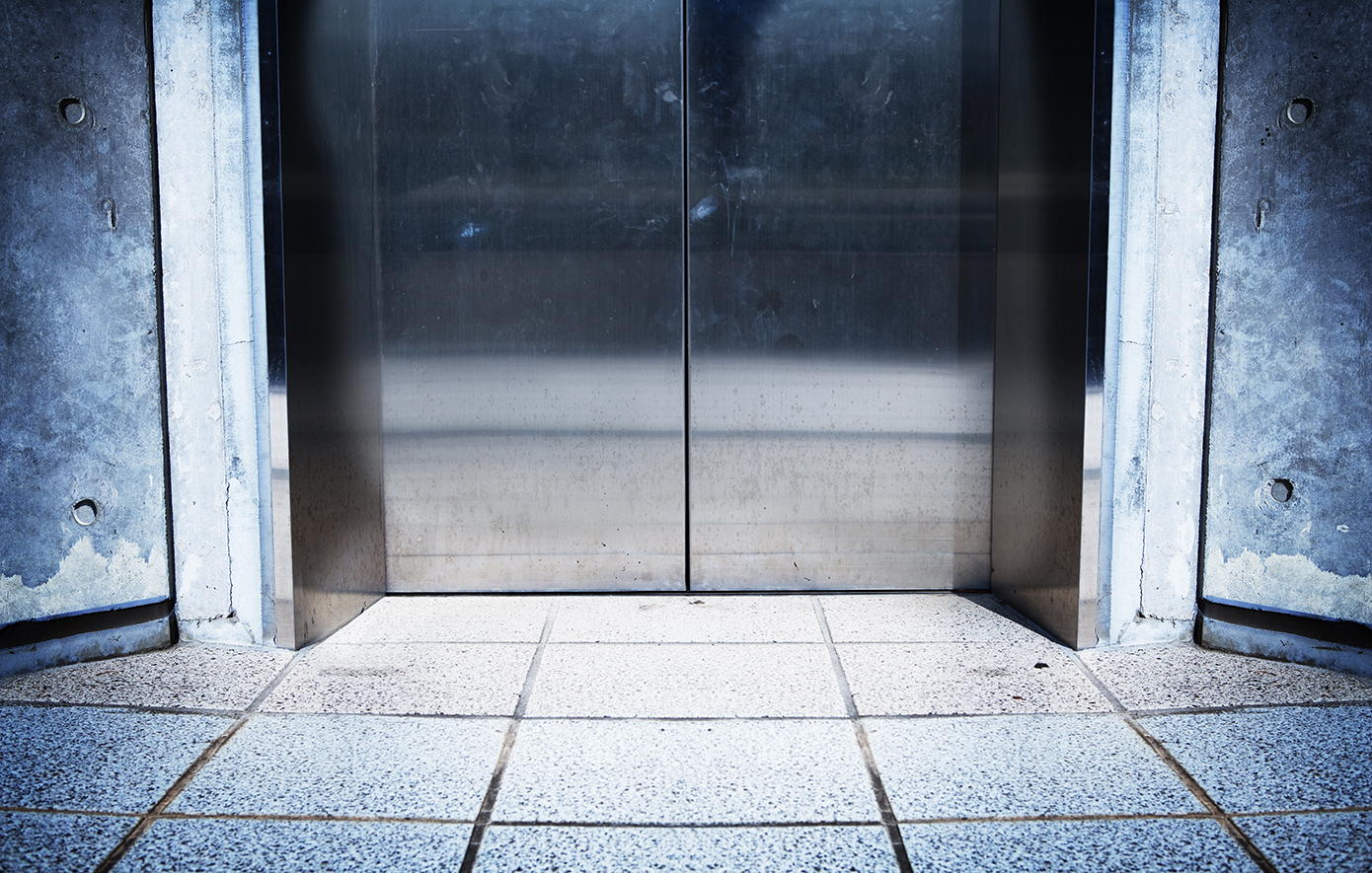 Τραυματίστηκε άνδρας σε ασανσέρ σούπερ μάρκετ &#8211; Απεγκλωβίστηκε γυναίκα από ανελκυστήρα στην Καλλιθέα