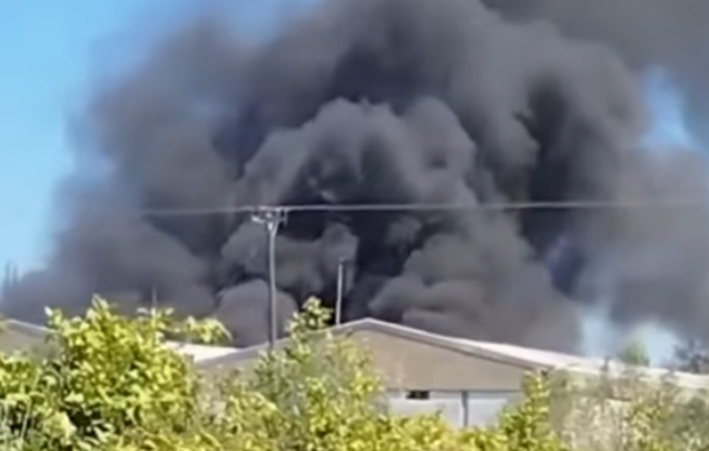 Φωτιά σε εργοστάσιο με πλαστικά στο Γομοστό Αχαΐας – Μήνυμα από το 112