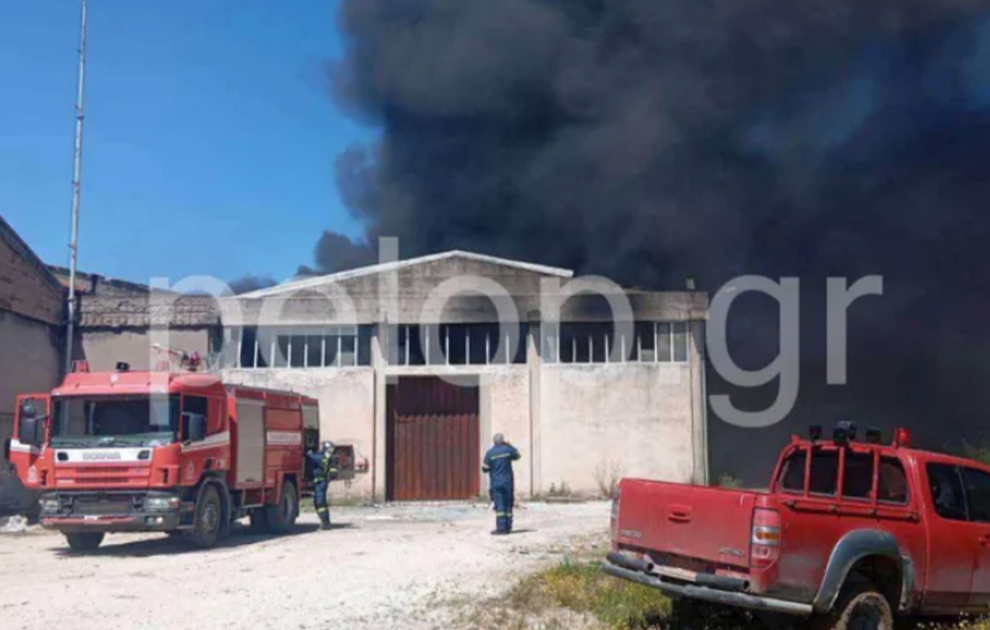 Στον χώρο της αποθήκης έχει περιοριστεί η φωτιά που ξέσπασε σε εργοστάσιο στο Γομοστό