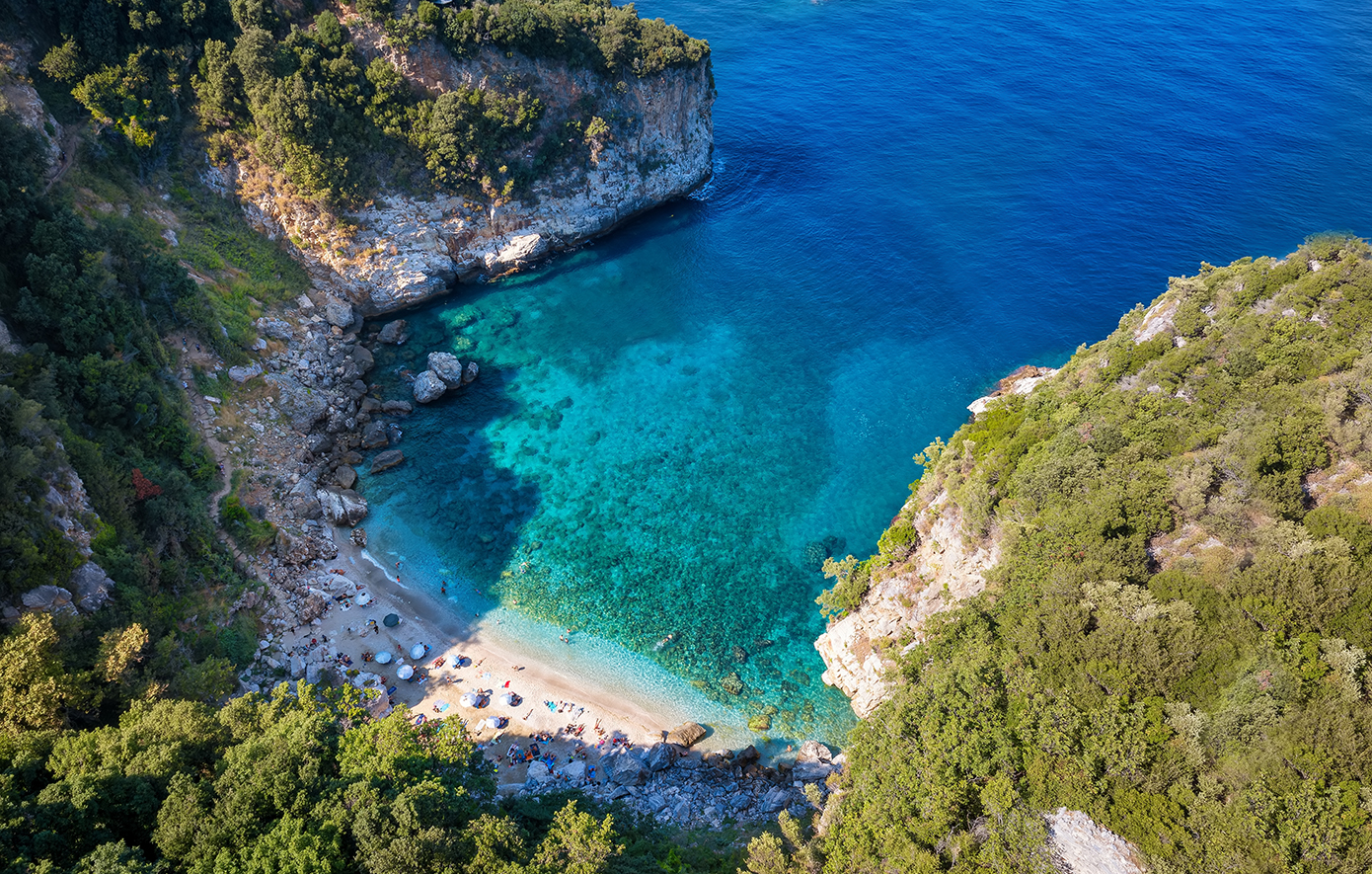 Κακός χαμός σε παραλία του Πηλίου με γυμνιστές – Σπρωξίματα και κλωτσιές, έγιναν τρεις συλλήψεις