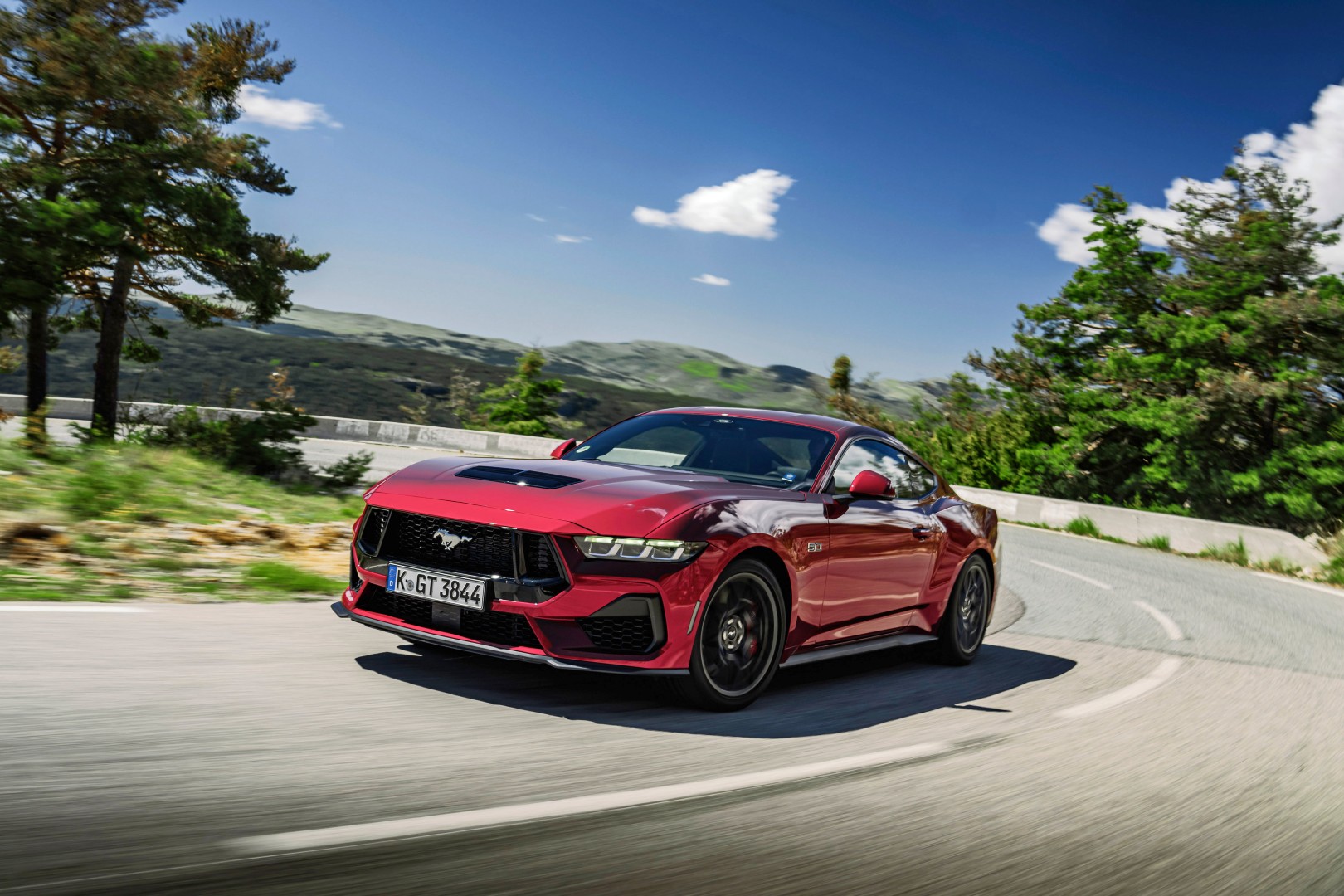 Η Ford Mustang συνεχίζει να κυριαρχεί σε πίστες και πωλήσεις
