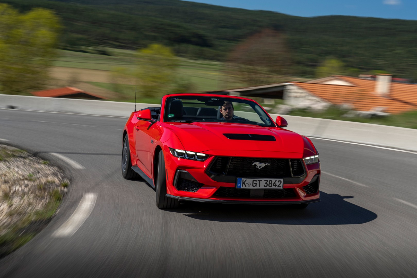 Η Ford Mustang συνεχίζει να κυριαρχεί σε πίστες και πωλήσεις