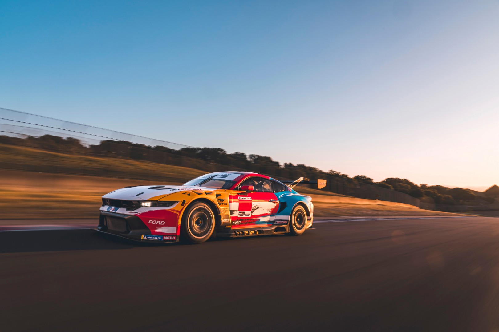 Η Ford Mustang συνεχίζει να κυριαρχεί σε πίστες και πωλήσεις