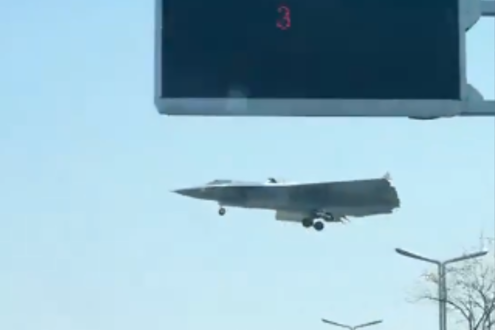 Νέο βίντεο με το μυστηριώδες stealth μαχητικό J-36 της Κίνας: Μπορεί να ανταγωνιστεί ή ξεπεράσει τα αμερικανικά αεροπλάνα