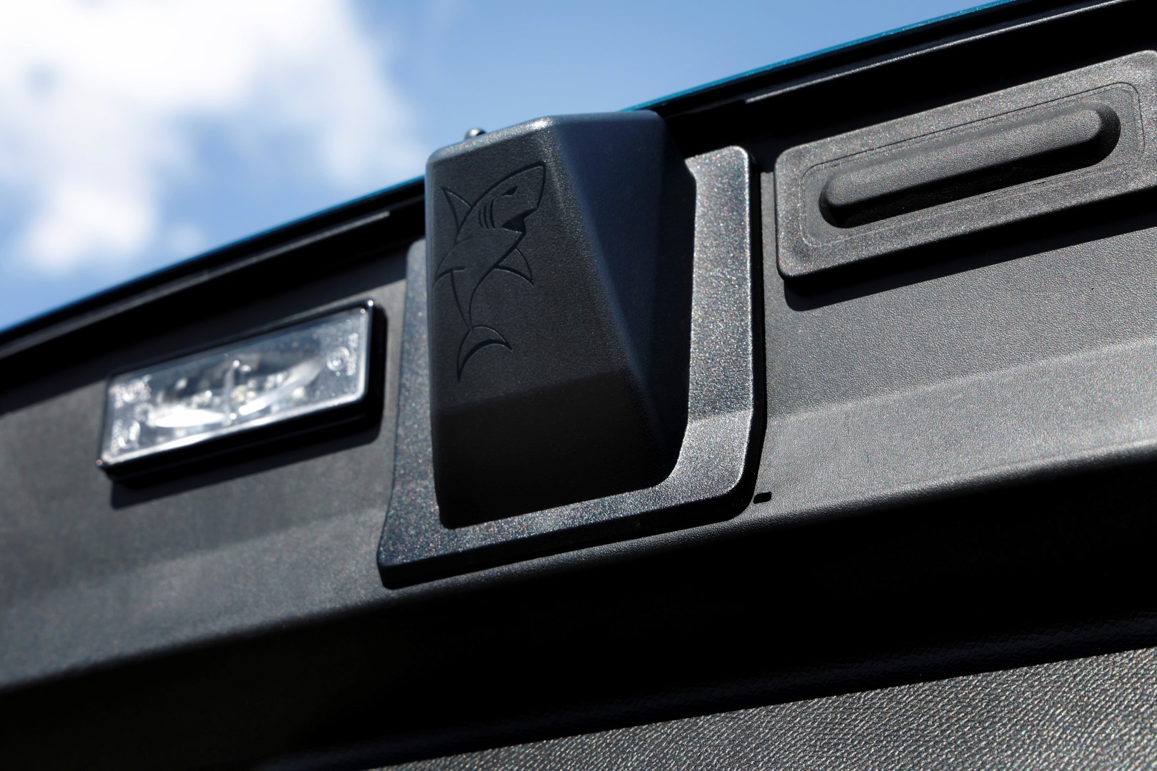 Το νέο Opel Grandland κρύβει... καρχαρίες στο εσωτερικό του Το νέο Opel Grandland κρύβει... καρχαρίες στο εσωτερικό του