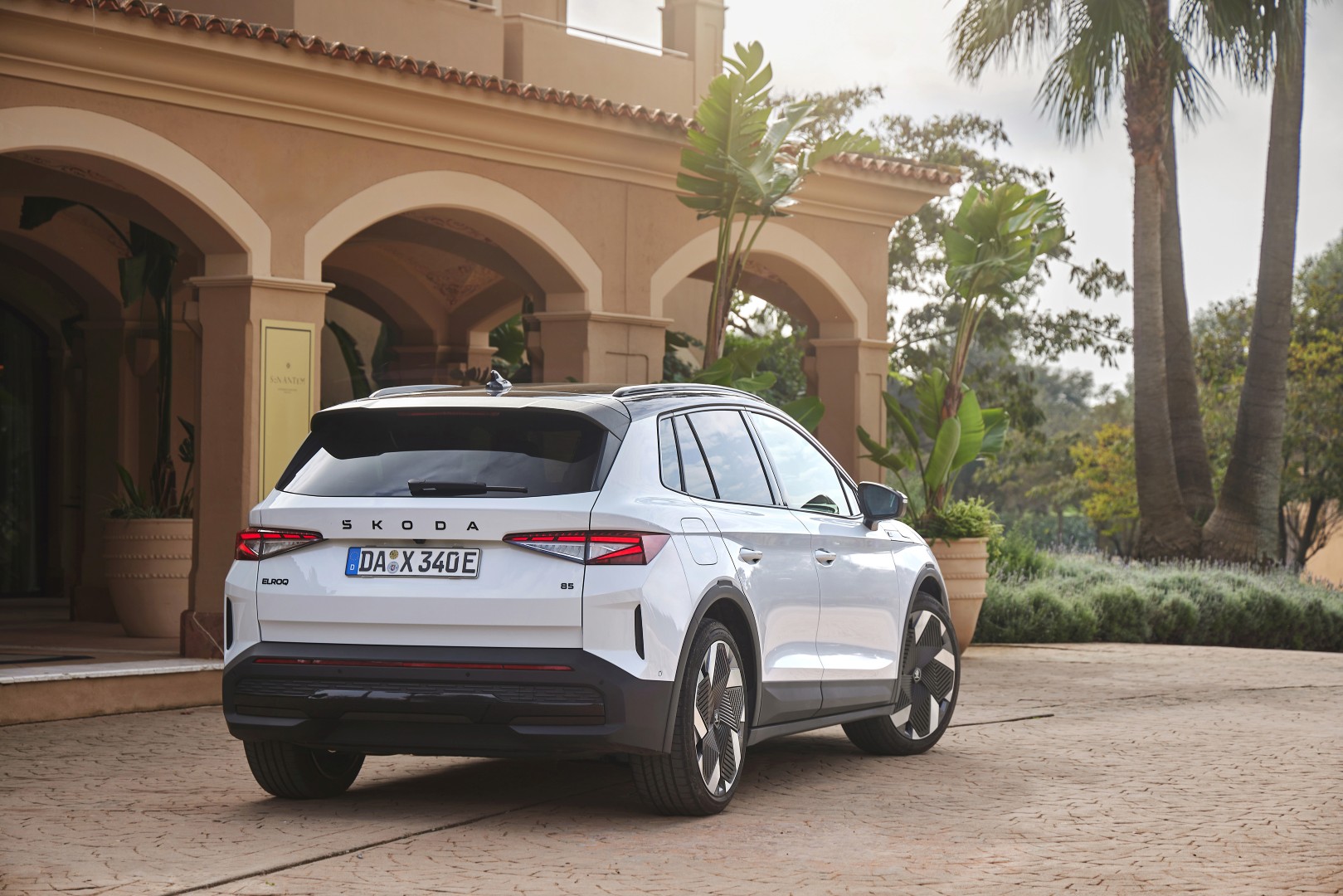 Λίγες μόλις ημέρες απομένουν για τη μεγάλη ποδηλατική γιορτή της χρονιάς στην Αρχαία Ολυμπία και η Kosmocar-Skoda, ως Αποκλειστικός Ονομαστικός Χορηγός και Official Mobility Partner του σπουδαίου αγώνα για τρίτη συνεχόμενη χρονιά, υπόσχεται μία μοναδική εμπειρία γεμάτη ενέργεια και εκπλήξεις για όλους. Μαζί στην ομάδα της Skoda βρίσκονται και οι διακεκριμένοι επαγγελματίες ποδηλάτες Αναστασία Τουρουκτζή, Περικλής Ηλίας, Πολυχρόνης Τζωρτζάκης, καθώς και ο πρωταθλητής Γιώργος Μπούγλας. Ο Γιώργος είναι ένα από τα πιο αναγνωρίσιμα ονόματα της ελληνικής ποδηλασίας, με τίτλους πρωταθλητή Ελλάδας στην ποδηλασία δρόμου το 2014, 2022 και 2023, ενώ είναι και ο μοναδικός Έλληνας ποδηλάτης που συμμετείχε στους Ολυμπιακούς Αγώνες του Παρισιού. Κεντρική θέση στο περίπτερο της Skoda θα έχει το νέο, πλήρως ηλεκτρικό compact SUV της μάρκας, το εντυπωσιακό Elroq, το οποίο μόλις λανσαρίστηκε στην ελληνική αγορά. Οι επισκέπτες θα έχουν τη μοναδική ευκαιρία να το δουν από κοντά και να γνωρίσουν το καινοτόμο μοντέλο που συνδυάζει ιδανικά τη βιώσιμη κινητικότητα με την οδηγική απόλαυση και τον δυναμισμό που χαρακτηρίζει τη Skoda. Εκτός από το Elroq, οι επισκέπτες θα έχουν την ευκαιρία να δουν από κοντά και τη νέα, σπορ Octavia RS, που συνδυάζει κορυφαίες επιδόσεις με την πρακτικότητα και την κομψότητα που χαρακτηρίζουν τη Skoda. Στο ειδικά διαμορφωμένο stand της Skoda, οι επισκέπτες θα έχουν την ευκαιρία να συμμετάσχουν σε διαδραστικά παιχνίδια και activations που υπόσχονται διασκέδαση και πλούσια δώρα για μικρούς και μεγάλους. Πρωταγωνιστής στη διασκέδαση θα είναι και η αγαπημένη μασκότ Fenix του «Skoda We Love Cycling», που θα δώσει το σήμα της εκκίνησης, θα εμψυχώνει τους αθλητές και θα φωτογραφηθεί με τα παιδιά, χαρίζοντας όμορφες στιγμές.