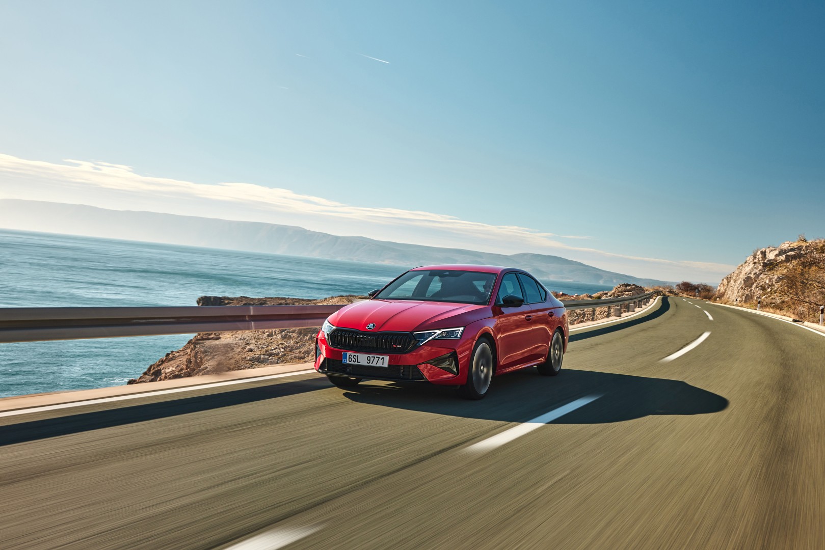 Λίγες μόλις ημέρες απομένουν για τη μεγάλη ποδηλατική γιορτή της χρονιάς στην Αρχαία Ολυμπία και η Kosmocar-Skoda, ως Αποκλειστικός Ονομαστικός Χορηγός και Official Mobility Partner του σπουδαίου αγώνα για τρίτη συνεχόμενη χρονιά, υπόσχεται μία μοναδική εμπειρία γεμάτη ενέργεια και εκπλήξεις για όλους. Μαζί στην ομάδα της Skoda βρίσκονται και οι διακεκριμένοι επαγγελματίες ποδηλάτες Αναστασία Τουρουκτζή, Περικλής Ηλίας, Πολυχρόνης Τζωρτζάκης, καθώς και ο πρωταθλητής Γιώργος Μπούγλας. Ο Γιώργος είναι ένα από τα πιο αναγνωρίσιμα ονόματα της ελληνικής ποδηλασίας, με τίτλους πρωταθλητή Ελλάδας στην ποδηλασία δρόμου το 2014, 2022 και 2023, ενώ είναι και ο μοναδικός Έλληνας ποδηλάτης που συμμετείχε στους Ολυμπιακούς Αγώνες του Παρισιού. Κεντρική θέση στο περίπτερο της Skoda θα έχει το νέο, πλήρως ηλεκτρικό compact SUV της μάρκας, το εντυπωσιακό Elroq, το οποίο μόλις λανσαρίστηκε στην ελληνική αγορά. Οι επισκέπτες θα έχουν τη μοναδική ευκαιρία να το δουν από κοντά και να γνωρίσουν το καινοτόμο μοντέλο που συνδυάζει ιδανικά τη βιώσιμη κινητικότητα με την οδηγική απόλαυση και τον δυναμισμό που χαρακτηρίζει τη Skoda. Εκτός από το Elroq, οι επισκέπτες θα έχουν την ευκαιρία να δουν από κοντά και τη νέα, σπορ Octavia RS, που συνδυάζει κορυφαίες επιδόσεις με την πρακτικότητα και την κομψότητα που χαρακτηρίζουν τη Skoda. Στο ειδικά διαμορφωμένο stand της Skoda, οι επισκέπτες θα έχουν την ευκαιρία να συμμετάσχουν σε διαδραστικά παιχνίδια και activations που υπόσχονται διασκέδαση και πλούσια δώρα για μικρούς και μεγάλους. Πρωταγωνιστής στη διασκέδαση θα είναι και η αγαπημένη μασκότ Fenix του «Skoda We Love Cycling», που θα δώσει το σήμα της εκκίνησης, θα εμψυχώνει τους αθλητές και θα φωτογραφηθεί με τα παιδιά, χαρίζοντας όμορφες στιγμές.