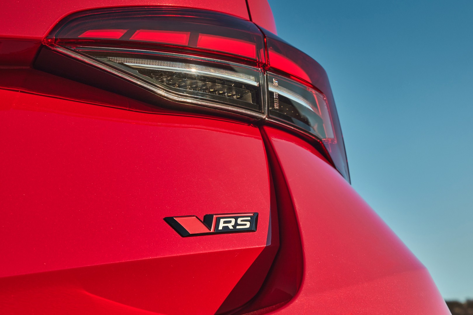 Λίγες μόλις ημέρες απομένουν για τη μεγάλη ποδηλατική γιορτή της χρονιάς στην Αρχαία Ολυμπία και η Kosmocar-Skoda, ως Αποκλειστικός Ονομαστικός Χορηγός και Official Mobility Partner του σπουδαίου αγώνα για τρίτη συνεχόμενη χρονιά, υπόσχεται μία μοναδική εμπειρία γεμάτη ενέργεια και εκπλήξεις για όλους. Μαζί στην ομάδα της Skoda βρίσκονται και οι διακεκριμένοι επαγγελματίες ποδηλάτες Αναστασία Τουρουκτζή, Περικλής Ηλίας, Πολυχρόνης Τζωρτζάκης, καθώς και ο πρωταθλητής Γιώργος Μπούγλας. Ο Γιώργος είναι ένα από τα πιο αναγνωρίσιμα ονόματα της ελληνικής ποδηλασίας, με τίτλους πρωταθλητή Ελλάδας στην ποδηλασία δρόμου το 2014, 2022 και 2023, ενώ είναι και ο μοναδικός Έλληνας ποδηλάτης που συμμετείχε στους Ολυμπιακούς Αγώνες του Παρισιού. Κεντρική θέση στο περίπτερο της Skoda θα έχει το νέο, πλήρως ηλεκτρικό compact SUV της μάρκας, το εντυπωσιακό Elroq, το οποίο μόλις λανσαρίστηκε στην ελληνική αγορά. Οι επισκέπτες θα έχουν τη μοναδική ευκαιρία να το δουν από κοντά και να γνωρίσουν το καινοτόμο μοντέλο που συνδυάζει ιδανικά τη βιώσιμη κινητικότητα με την οδηγική απόλαυση και τον δυναμισμό που χαρακτηρίζει τη Skoda. Εκτός από το Elroq, οι επισκέπτες θα έχουν την ευκαιρία να δουν από κοντά και τη νέα, σπορ Octavia RS, που συνδυάζει κορυφαίες επιδόσεις με την πρακτικότητα και την κομψότητα που χαρακτηρίζουν τη Skoda. Στο ειδικά διαμορφωμένο stand της Skoda, οι επισκέπτες θα έχουν την ευκαιρία να συμμετάσχουν σε διαδραστικά παιχνίδια και activations που υπόσχονται διασκέδαση και πλούσια δώρα για μικρούς και μεγάλους. Πρωταγωνιστής στη διασκέδαση θα είναι και η αγαπημένη μασκότ Fenix του «Skoda We Love Cycling», που θα δώσει το σήμα της εκκίνησης, θα εμψυχώνει τους αθλητές και θα φωτογραφηθεί με τα παιδιά, χαρίζοντας όμορφες στιγμές.