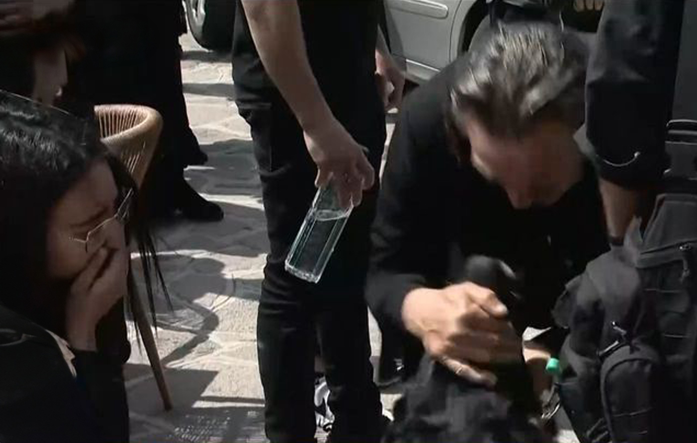 Θρήνος στην κηδεία του 28χρονου λιμενικού στη Λέσβο – Αγκάλιαζαν τον σκύλο του οι γονείς και η σύζυγός του