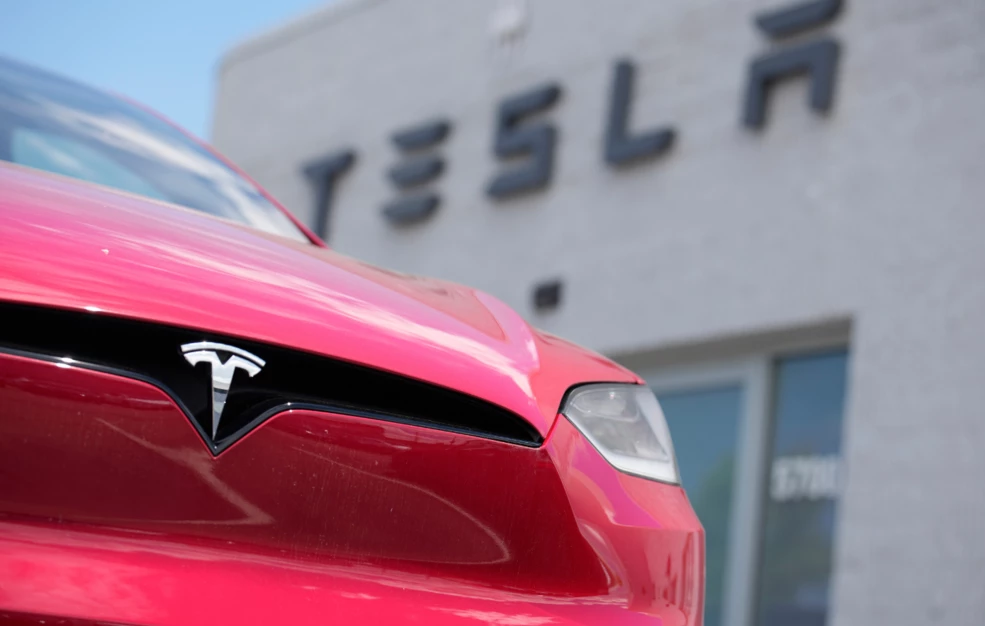 Πήρε τα πάνω της η μετοχή της Tesla μετά τις φήμες περί αποχώρησης του Έλον Μασκ από την κυβέρνηση