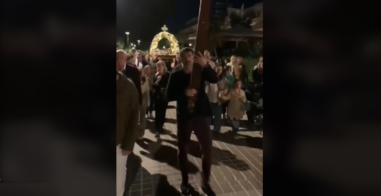 Ο Γιώργος Καραγκούνης κράτησε τον Σταυρό, στην περιφορά του Επιταφίου στον Άγιο Παντελεήμονα Βουλιαγμένης