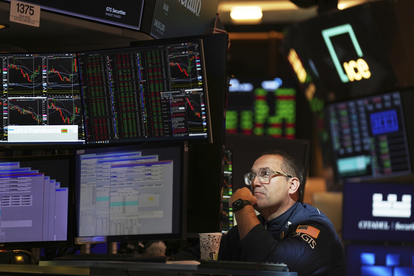 «Παγωμένη» η Wall Street με το άνοιγμα, εν μέσω εμπορικού πολέμου – «Αγοράστε» λέει ο Τραμπ στους Αμερικανούς