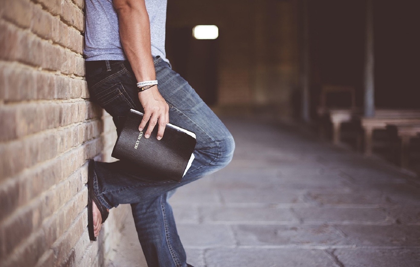 Γιατί η Gen Z επιστρέφει στη θρησκεία
