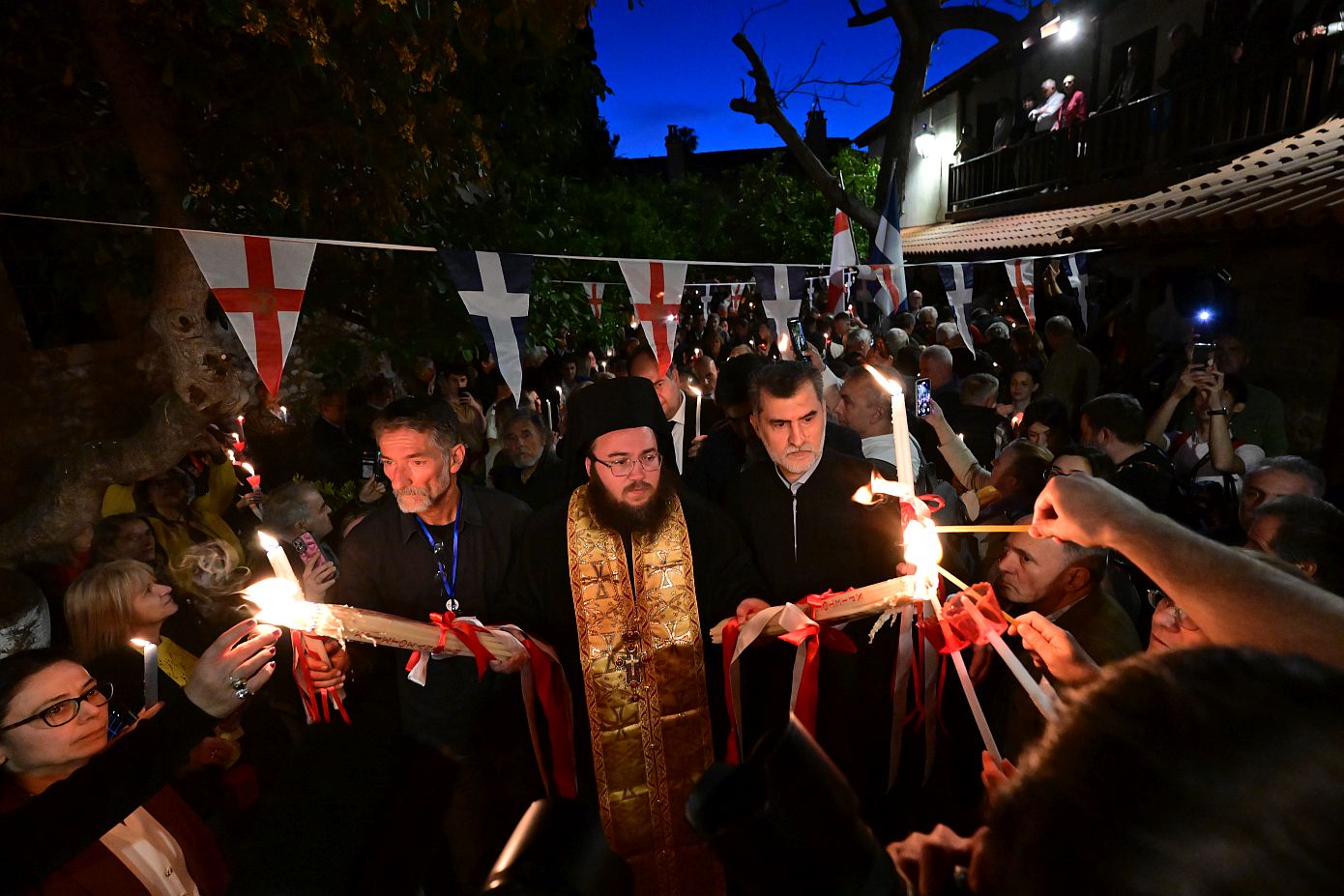 Με λαμπρότητα η άφιξη του Αγίου Φωτός στην Ελλάδα &#8211; Έφτασε στο Μετόχι του Πανάγιου Τάφου και μεταφέρεται σε όλη την επικράτεια