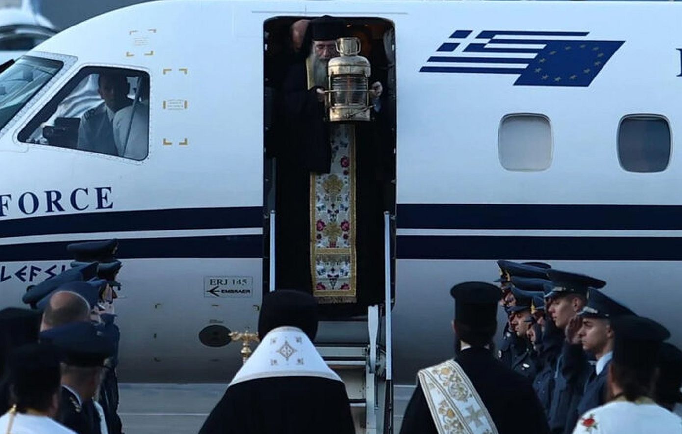 Από λεπτό προς λεπτό η άφιξη του Αγίου Φωτός στην Ελλάδα &#8211; Σύντομη τελετή υποδοχής στο αεροδρόμιο Ελευθέριος Βενιζέλος
