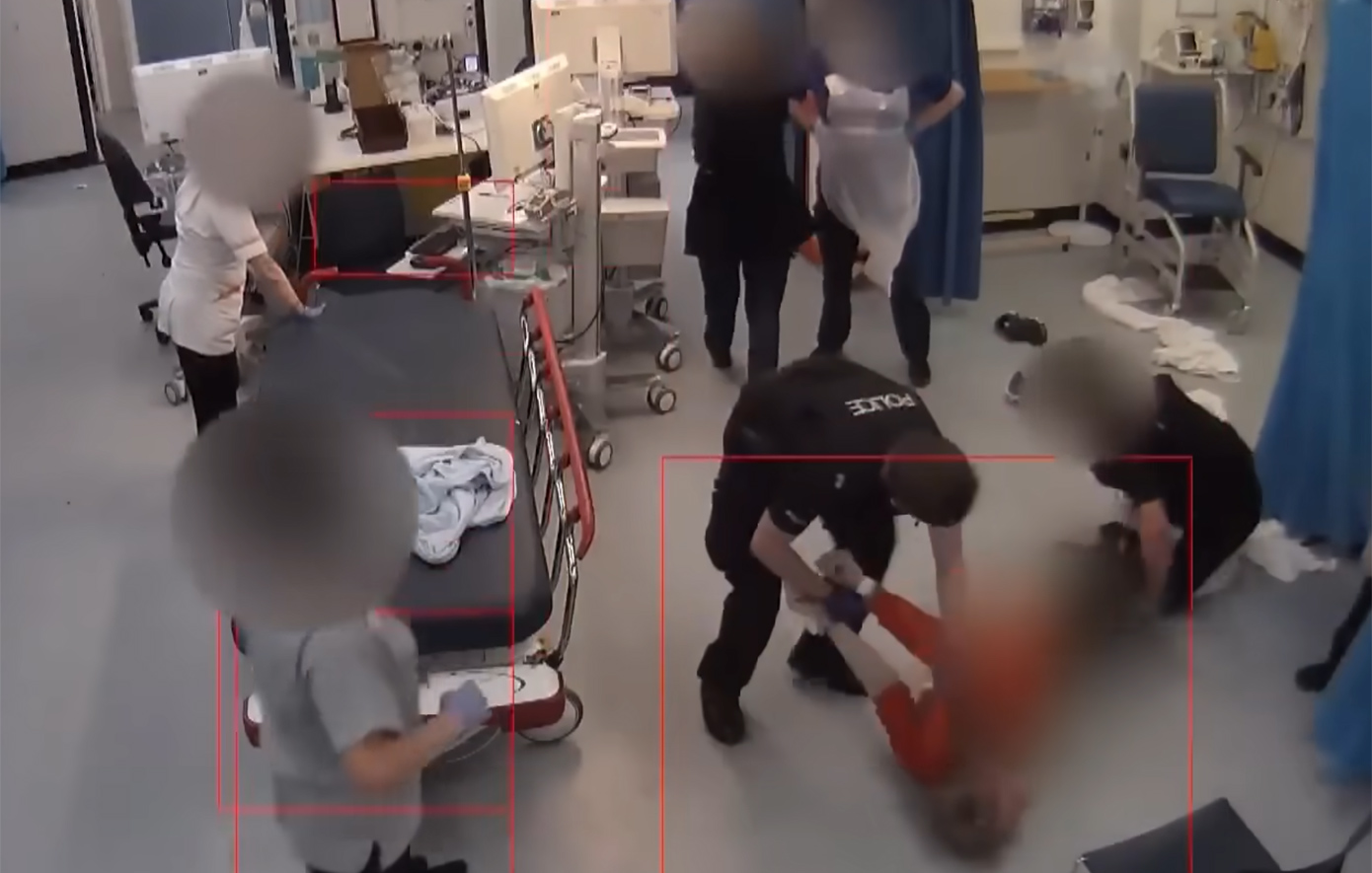 «Συμπεριφέρθηκαν στο παιδί μου σαν πάνινη κούκλα» – Νεκρός 24χρονος από βία αστυνομικών, ένοχος για ανθρωποκτονία από αμέλεια ο ένας