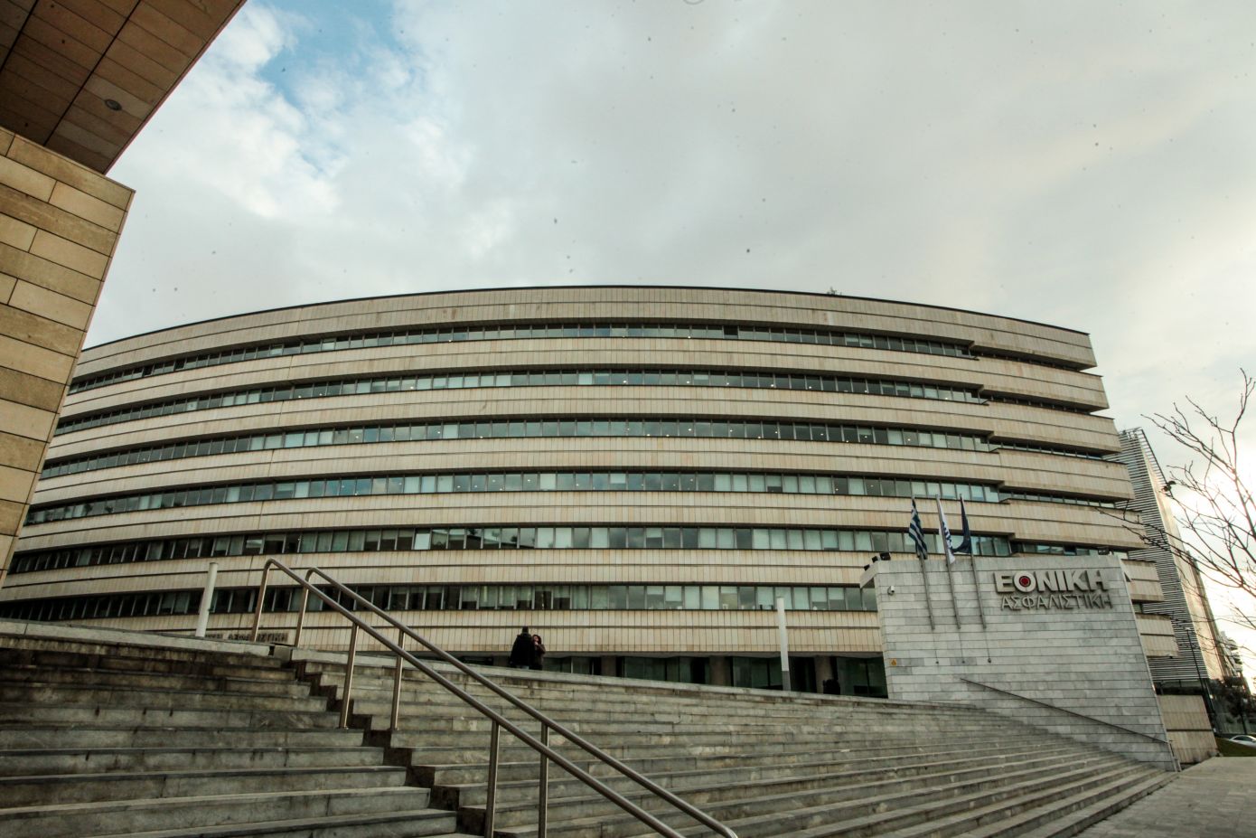 Πρωινός συναγερμός για ύποπτη μαύρη τσάντα στο κτίριο της Εθνικής Ασφαλιστικής στη Συγγρού – Ψάχνουν δύο υπόπτους