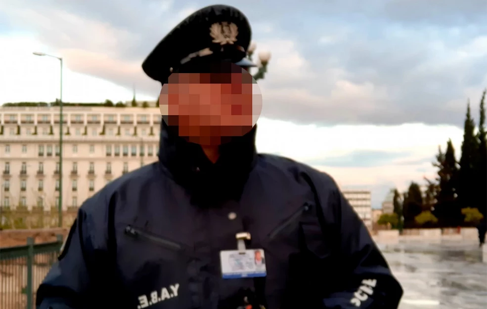 Υλικό από συναδέλφισσες του στη Βουλή βρέθηκε στο κινητό του αστυνομικού που κατηγορείται για βιασμό των παιδιών του