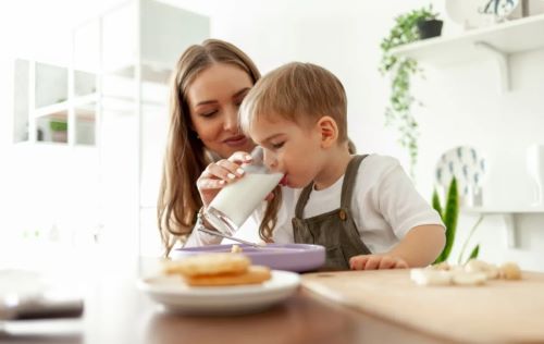 Φυτικά γάλατα: Είναι μία υγιεινή επιλογή για τα παιδιά; Ο παιδίατρος απαντά