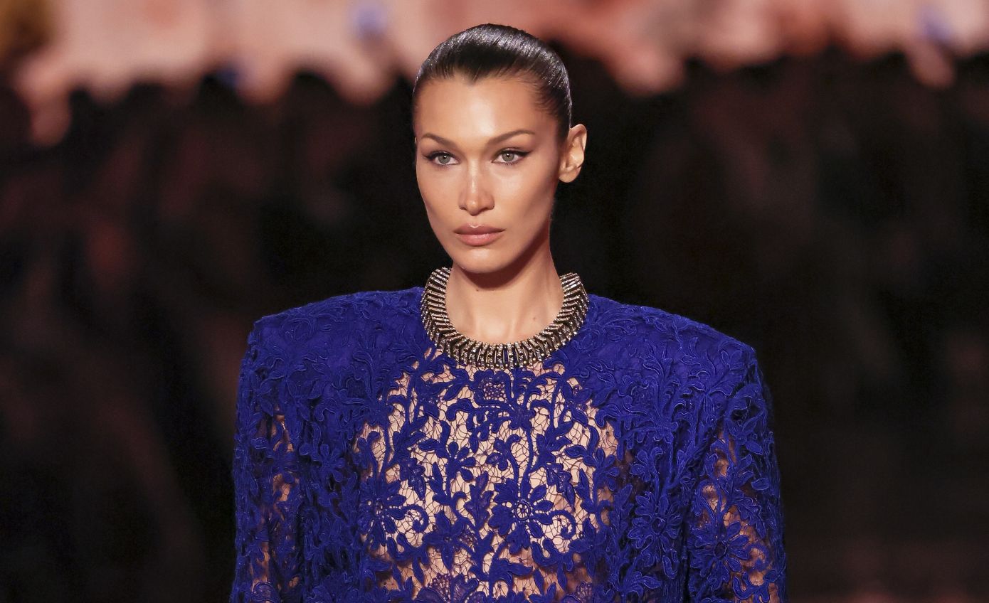 H Bella Hadid φόρεσε αυτή την τάση στα μαγιό που έχουμε να δούμε από τη δεκαετία του 2000