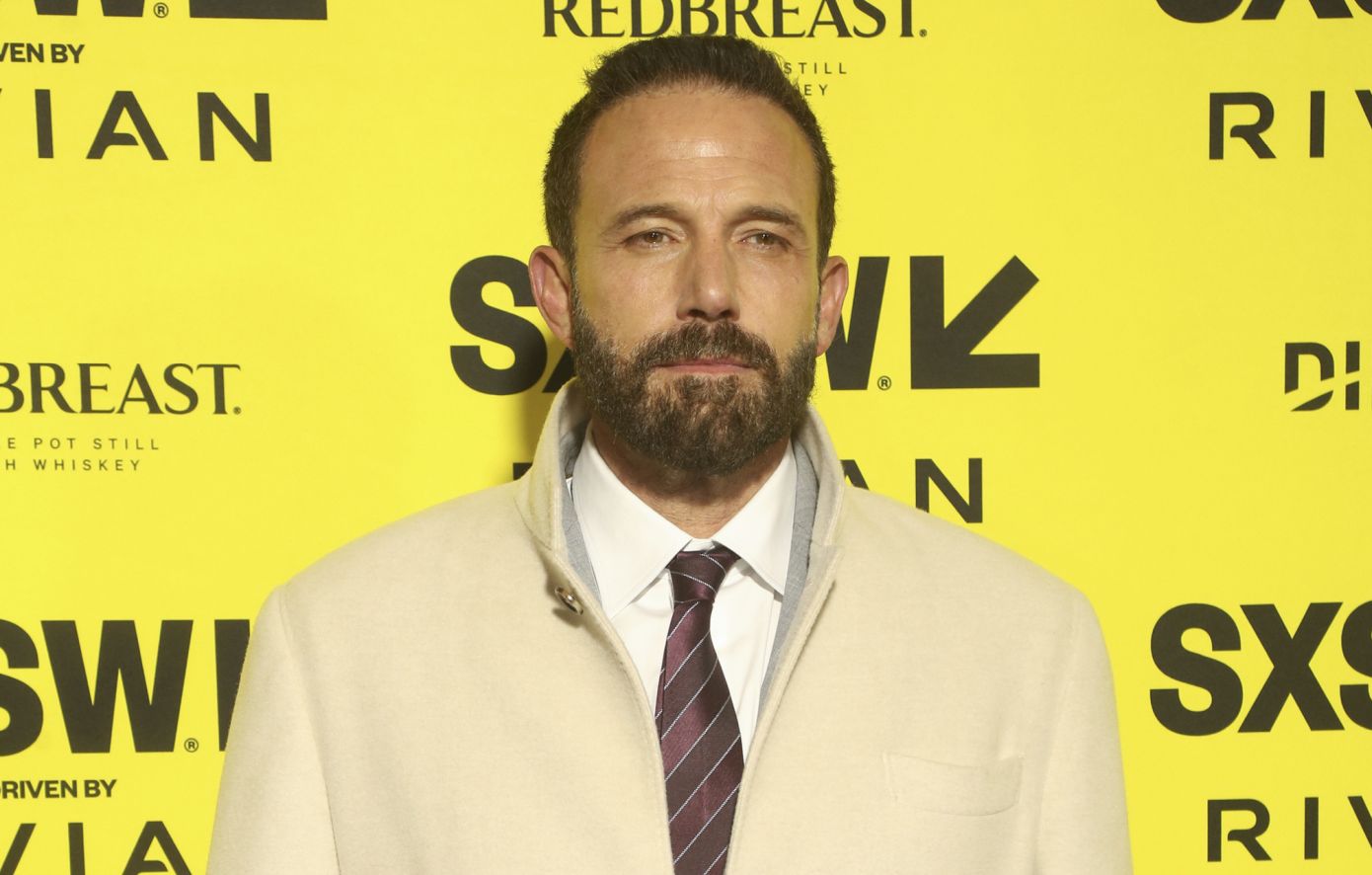 O Ben Affleck έβαψε τα μαλλιά του και βγήκαν λιγάκι κομοδινί