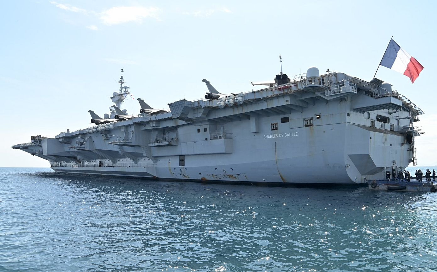 Στον Φαληρικό όρμο αγκυροβόλησε το γαλλικό αεροπλανοφόρο «Σαρλ ντε Γκολ» – Δείτε φωτογραφίες