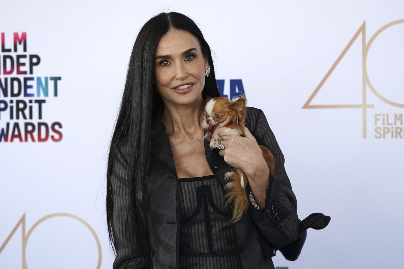 H Demi Moore εμφανίστηκε με ένα μακρύ καρέ και έδειξε καμια εικοσαριά χρόνια νεότερη