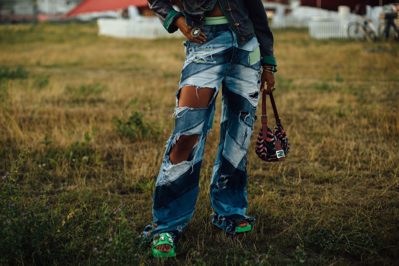 Αυτά τα jeans επιστρέφουν με grunge διαθέσεις από τα 00s και κάτι μας λέει ότι θα φορεθούν πολύ