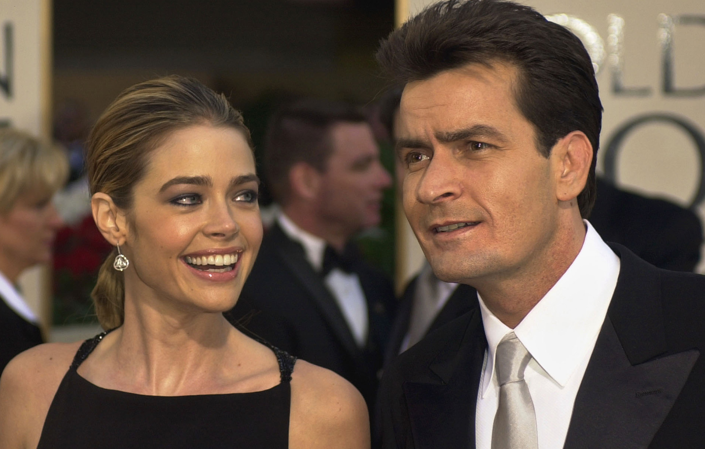 Πώς η Denise Richards αποκάλυψε στις κόρες της ότι ο πατέρας τους Charlie Sheen είναι θετικός στον HIV