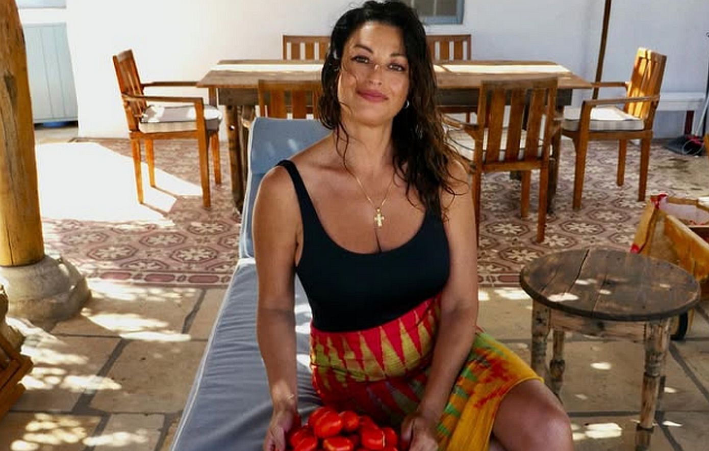 Δωροθέα Μερκούρη: «Δεν μπορώ ψυχικά να περάσω ήρεμα όταν παντού βλέπω κατσικάκια στη σούβλα με ποτήρια από ρετσίνα, μαυρίζω»